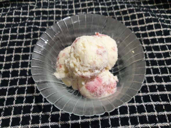 Rhubarb and Gingernut Icecream